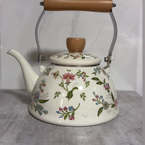 קומקום טוטיה עם ידית מעץ