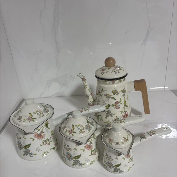 סט קומקום וקנקן אמייל עם ידית עץ – נפח 1 ליטר