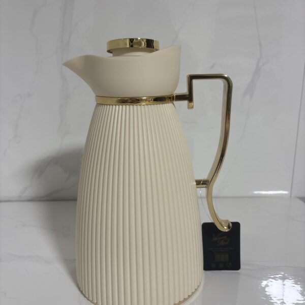 קנקן תרמי 1.5 ליטר – שומר חום עד 24 שעות, צבע בז’ עם ידית זהב