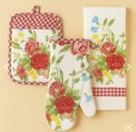 ⁦סט מטבח פרחוני בשלוש חלקים – Flowering Frontier⁩ – תמונה ⁦2⁩