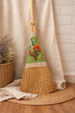 ⁦מטאטא קש טבעי בעבודת יד עם רקמה כפרית פרחונית⁩ – תמונה ⁦2⁩