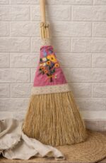 ⁦מטאטא קש טבעי בעבודת יד עם רקמה כפרית פרחונית⁩ – תמונה ⁦4⁩