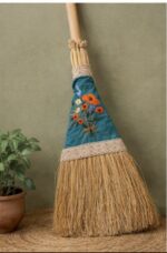 ⁦מטאטא קש טבעי בעבודת יד עם רקמה כפרית פרחונית⁩ – תמונה ⁦3⁩